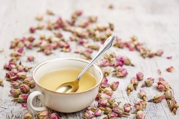 22 خاصیت شگفت انگیز گلاب برای سلامتی و مضرات آن