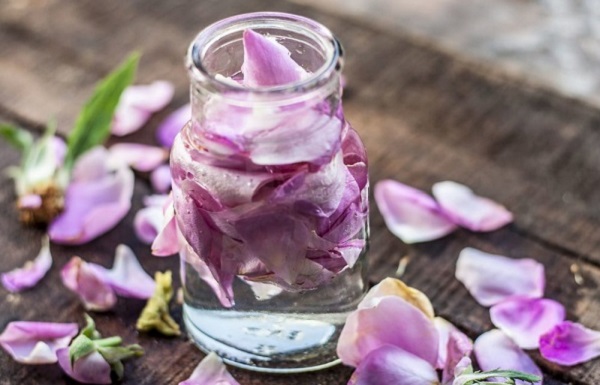 گلاب، راهکاری جادویی برای پوست و رفع لک صورت